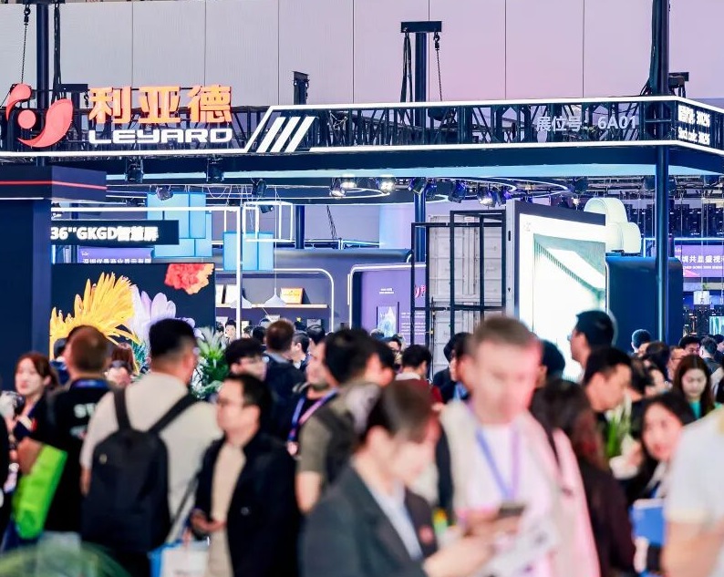 2027年深圳国际广告标识及LED展览会ISLE展馆现场,专业观众参观实况