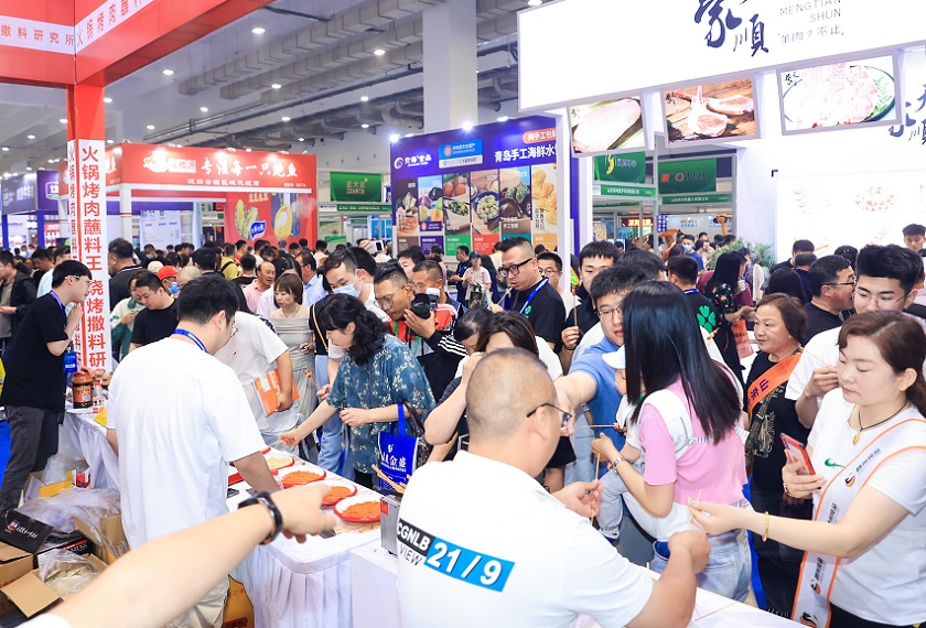2027年青岛国际食品加工和包装机械展Food&IT China参展商与海外采购商展台洽谈现场