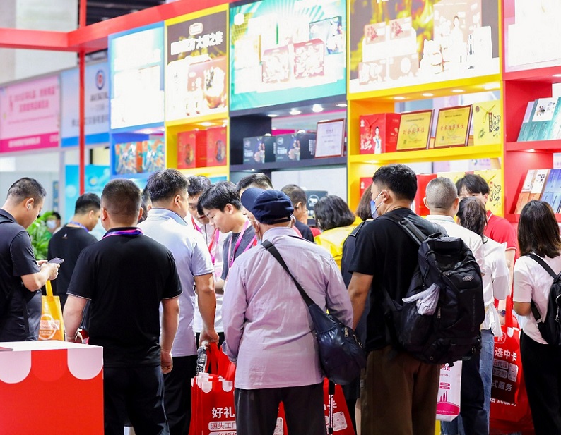 2027年中国(义乌)礼品、时尚用品及家庭用品展览会GIFTS & HOME参展商与海外采购商展台洽谈现场