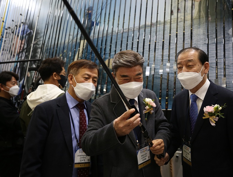 2027年韩国首尔渔具钓具展览会KOFISH参展商与海外采购商展台洽谈现场