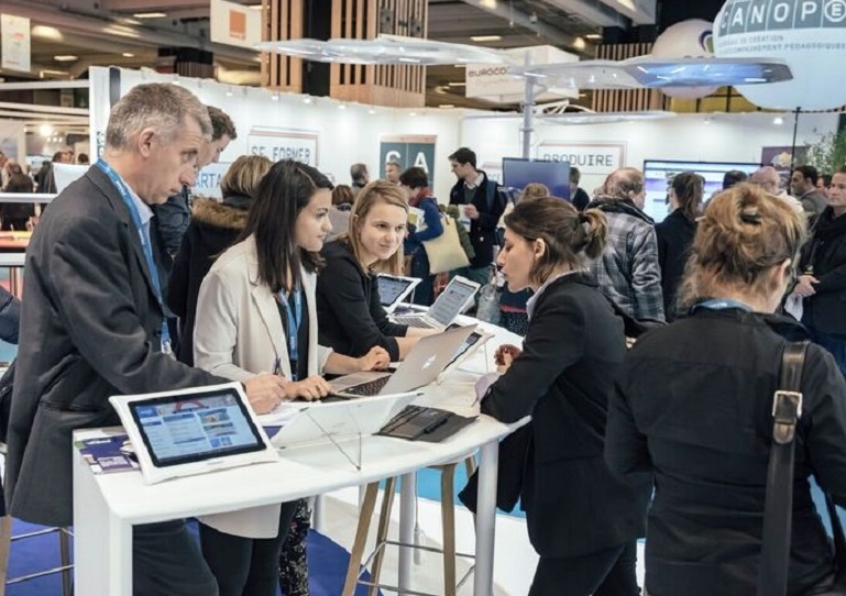 2026年法国巴黎教育装备展览会EDUCATECH EXPO展馆现场，专业观众参观实况