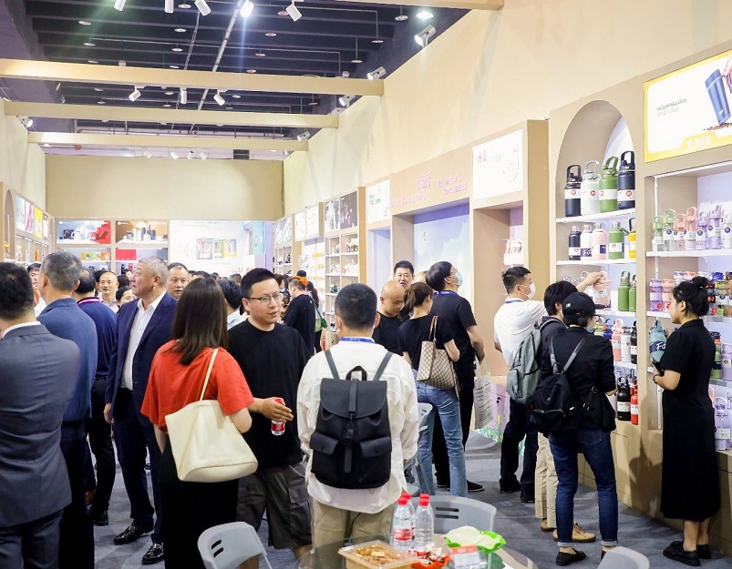 2027年中国(义乌)礼品、时尚用品及家庭用品展览会GIFTS & HOME展馆现场,专业观众参观实况