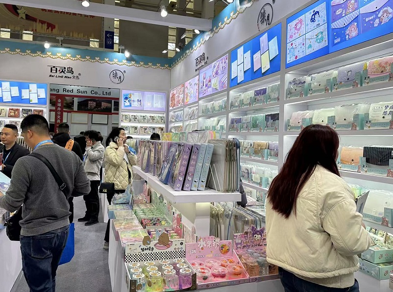 2027年宁波国际文具礼品展-宁波文具展CNISE参展商与海外采购商展台洽谈现场