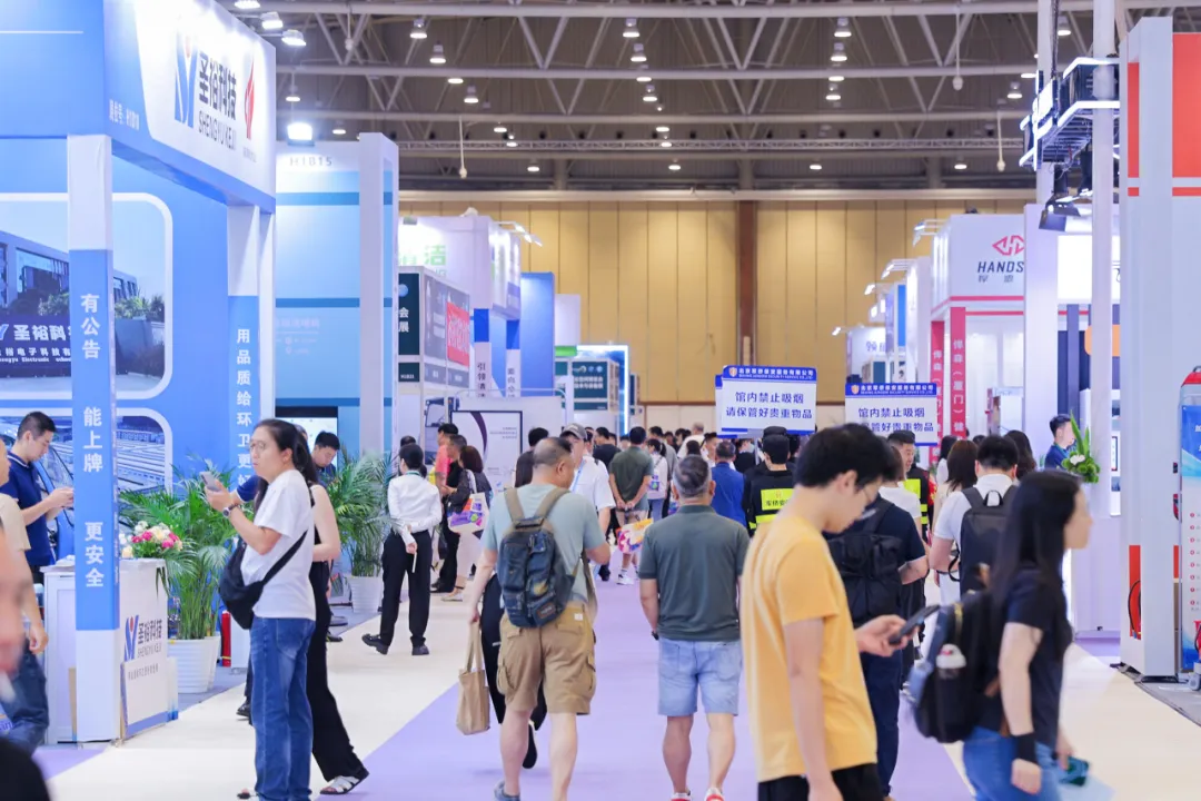 2027年成都国际酒店用品及餐饮展览会HOTELEX参展商与海外采购商展台洽谈现场