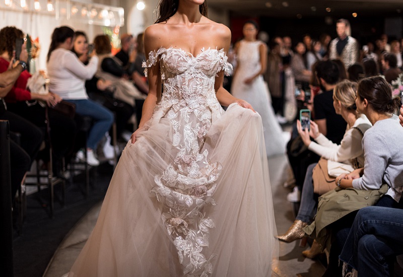2027年法国巴黎婚纱礼服展览会Paris Bridal Fair行业机械设备展品展台实拍
