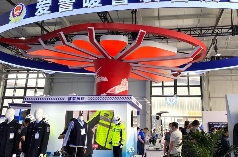2027年中国（北京）国际军警反恐应急装备展览会CMPE参展商与海外采购商展台洽谈现场