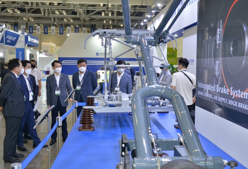 2027年韩国釜山轨道交通展览会RailLog Korea展馆现场,专业观众参观实况