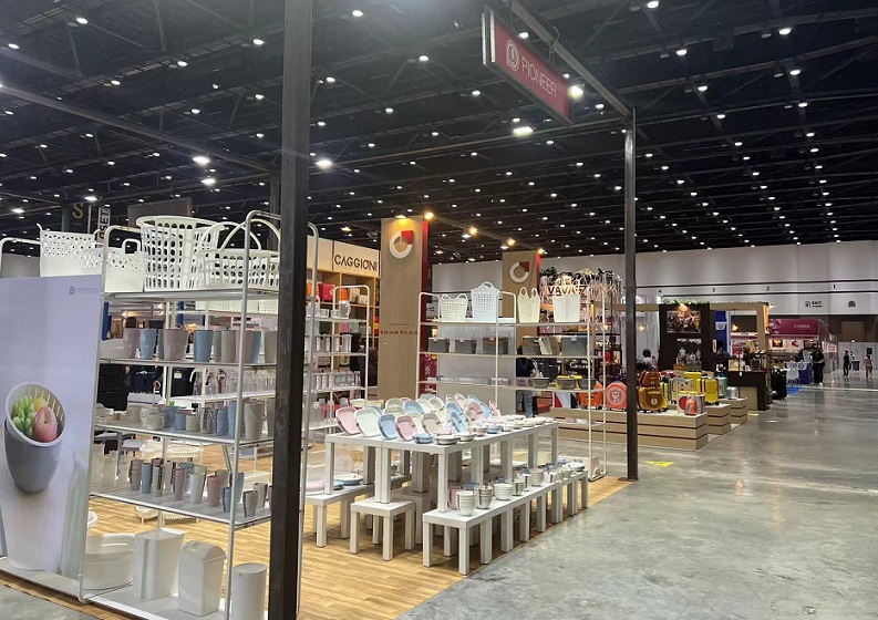2025年泰国曼谷家具家居展览会STYLE Bangkok参展商与海外采购商展台洽谈现场