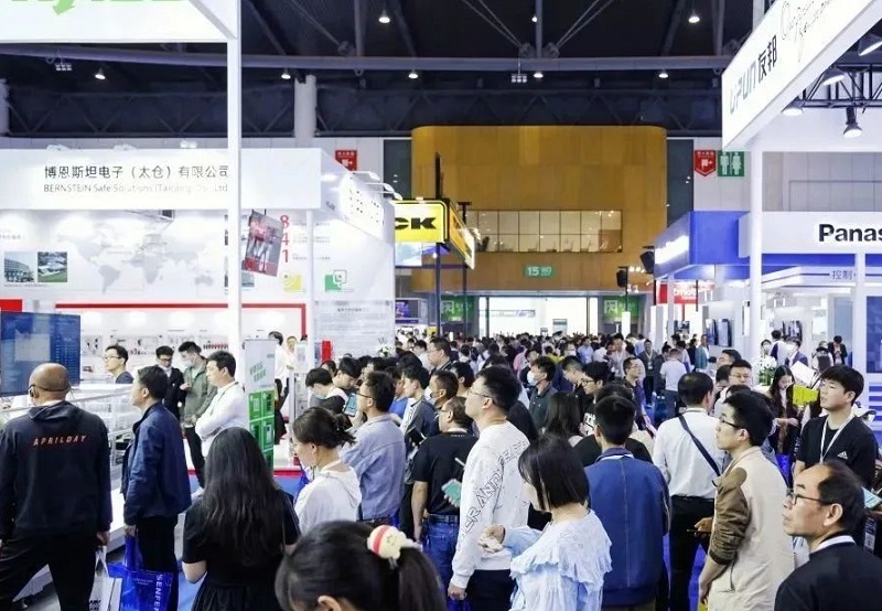 2027年成都国际工业博览会-成都工博会CDIIF展馆现场，专业观众参观实况