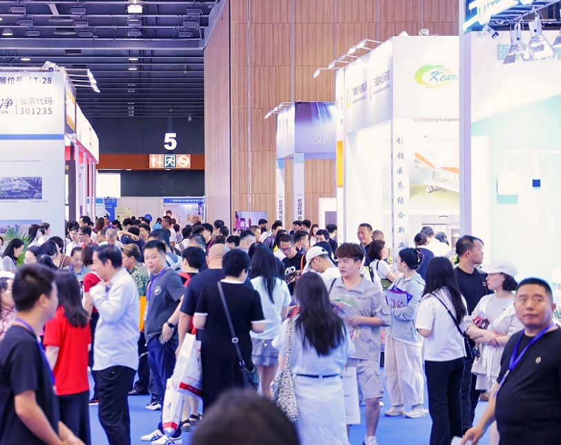 2027年广州天然植物提取及健康原料产业博览会NHPE参展商与海外采购商展台洽谈现场