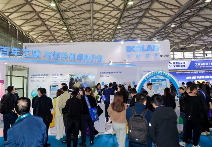 2027年上海国际清洁技术与设备博览会CCE参展商与海外采购商展台洽谈现场