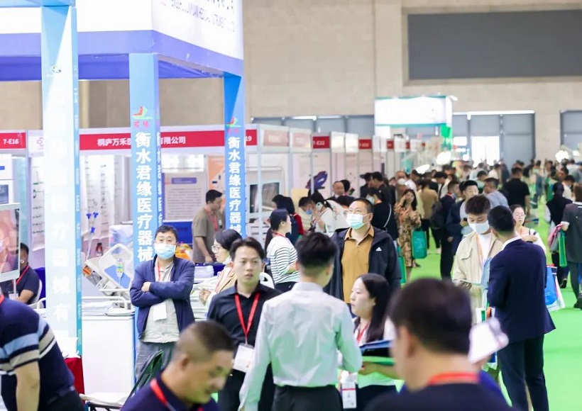 2027年中原(郑州)医疗器械展览会CWMEE展馆现场,专业观众参观实况