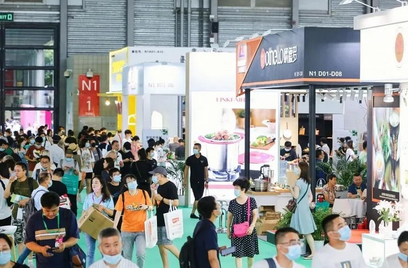 2027年上海国际礼品及促销品展览会GIFTS HOME参展商与海外采购商展台洽谈现场
