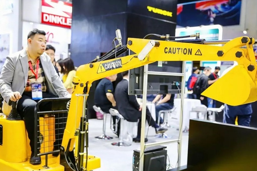 2027年成都国际工业博览会-成都工博会CDIIF参展商与海外采购商展台洽谈现场