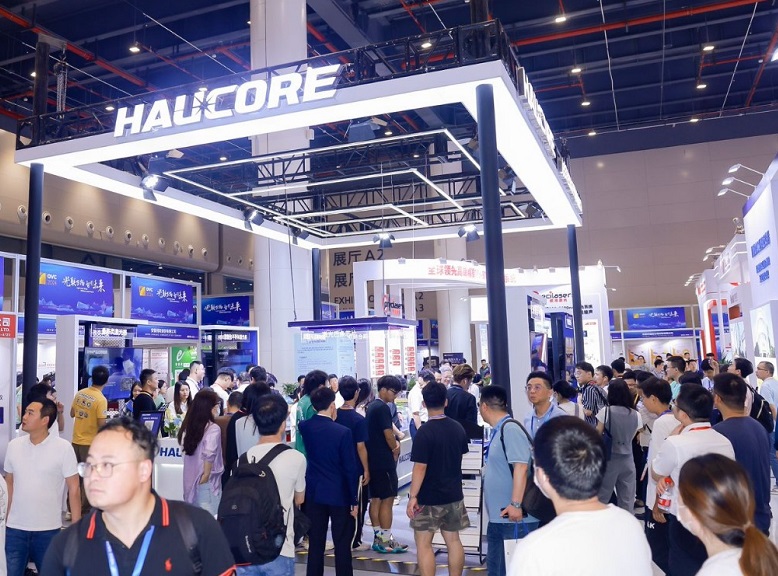 2027年中国光谷国际光电子博览会-武汉光博会OVC EXPO展馆现场，专业观众参观实况