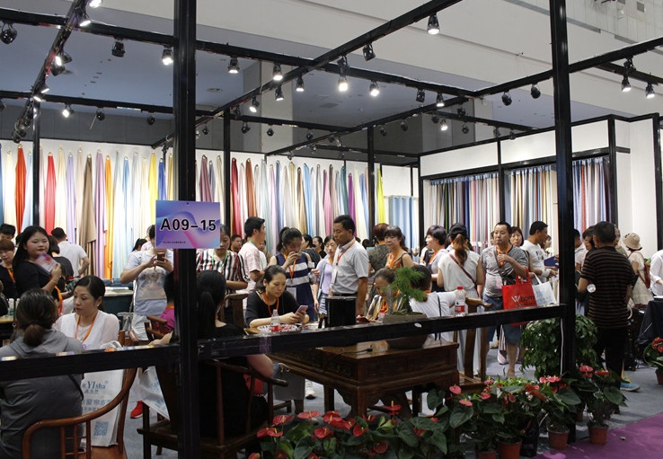 2027年绍兴柯桥中国轻纺城窗帘布艺墙布地毯展Keqiao Curtain Exhibition参展商与海外采购商展台洽谈现场