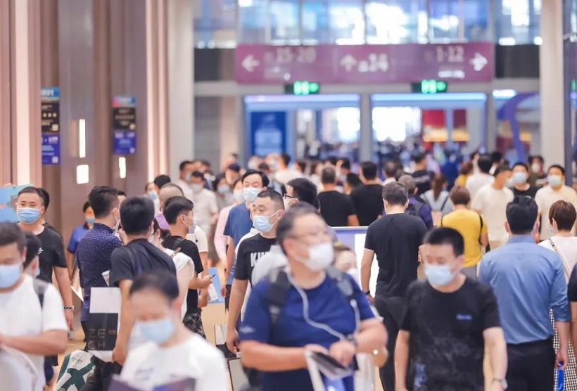 2027年深圳家居设计周-深圳家具展SZCWSHENZHEN CREATIVE WEEK参展商与海外采购商展台洽谈现场