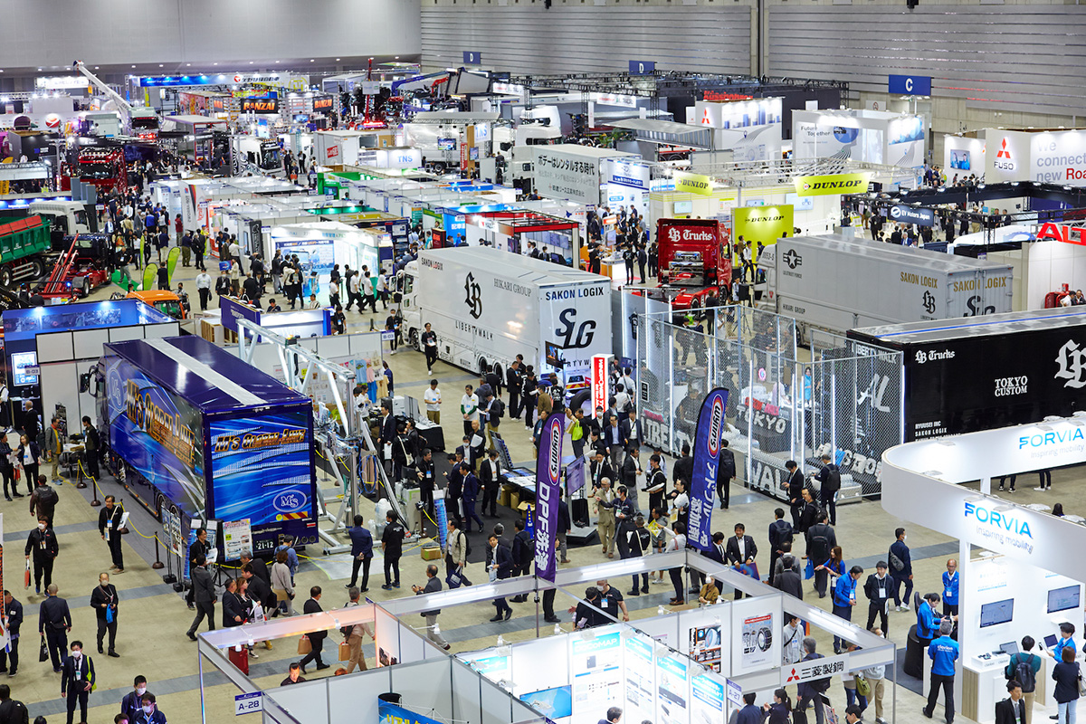2028年日本横滨卡车展览会Japan Truck Show参展商与海外采购商展台洽谈现场