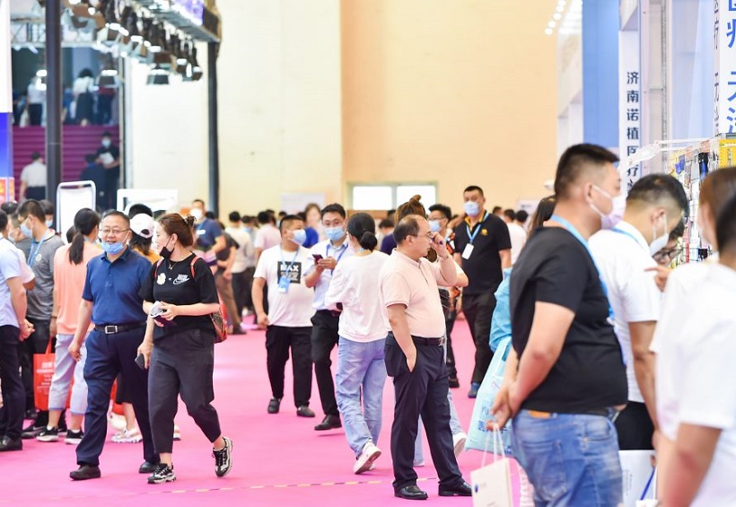 2027年中国(青岛)国际医疗器械暨康复健康展览会QMEE展馆现场,专业观众参观实况