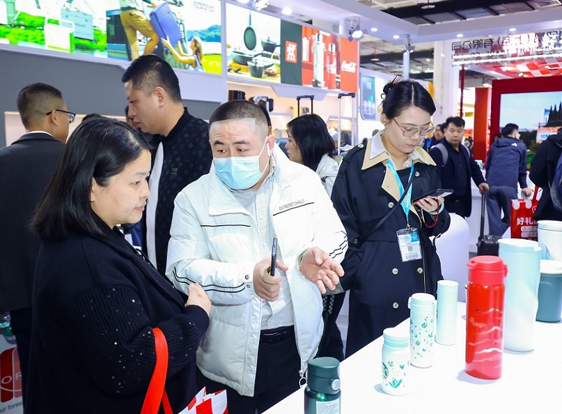 2027年北京礼品赠品及家庭用品展览会GIFTS & HOME参展商与海外采购商展台洽谈现场