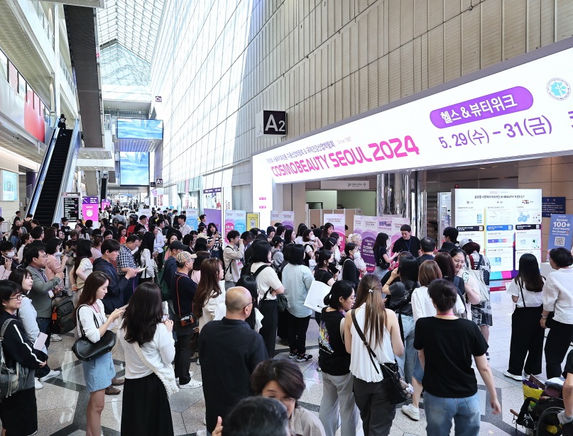 2027年韩国首尔化妆品及美容展览会COSMOBEAUTY SEOUL参展商与海外采购商展台洽谈现场
