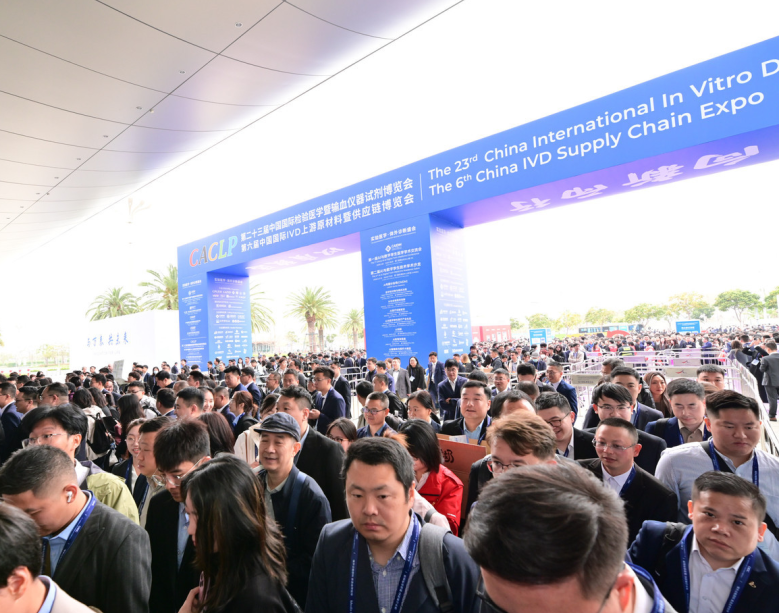 2027年中国(南京)国际检验医学暨输血仪器试剂展览会CACLP参展商与海外采购商展台洽谈现场