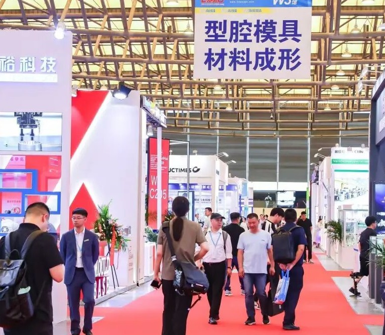 2027年上海国际汽车模具和成形工艺装备展览会DMC参展商与海外采购商展台洽谈现场