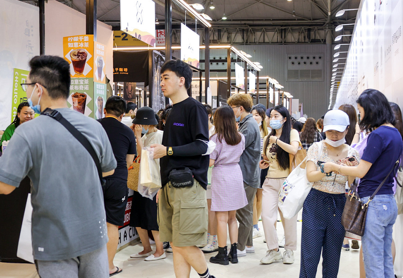 2027年成都餐饮供应链展-成都餐博会Chengdu Food Expo参展商与海外采购商展台洽谈现场