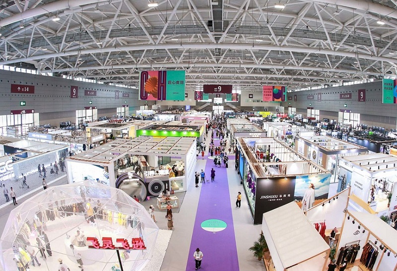 2026年上海国际服装服饰展览会秋季CHIC展馆现场,专业观众参观实况