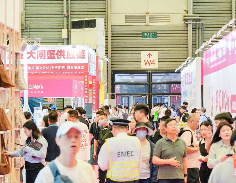 2027年上海国际礼品文创产品及家居用品展-华礼展CHN GIFT EXPO展馆现场，专业观众参观实况