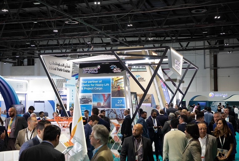 2027年中东阿联酋迪拜海事物流展览会SMLMESeatrade Maritime Logistics Middle East参展商与海外采购商展台洽谈现场