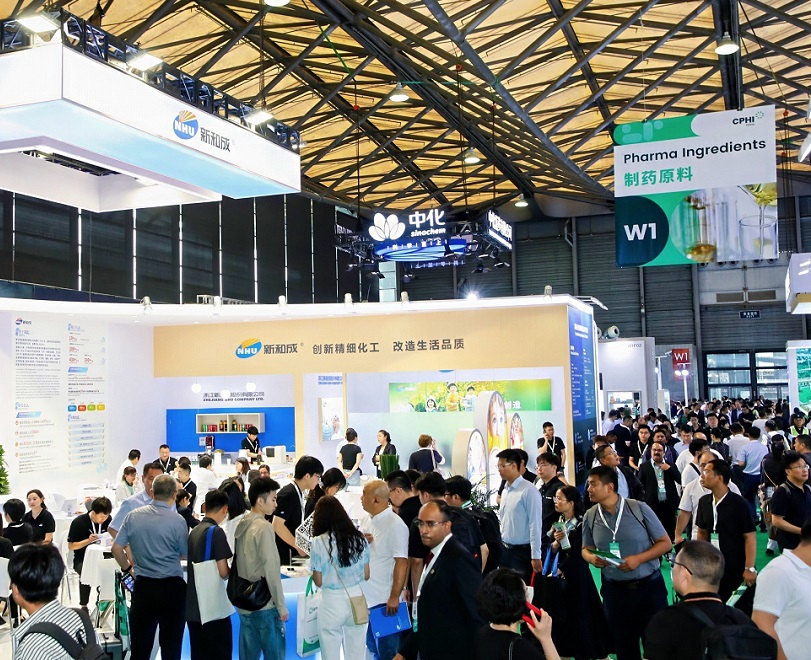 2027年世界制药原料中国展CPhI China 展馆现场，专业观众参观实况