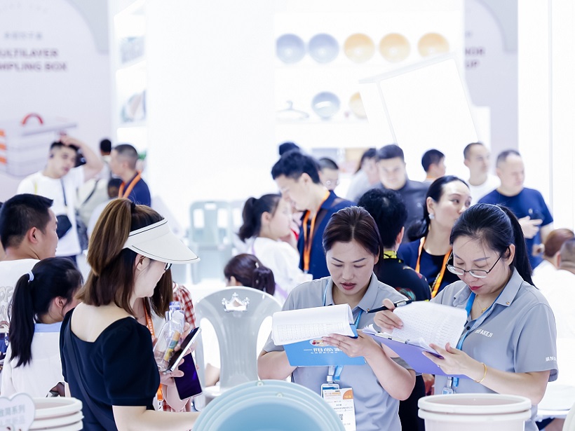 2027年中国日用百货商品交易会-上海百货会Shanghai Department Store Fair展馆现场,专业观众参观实况