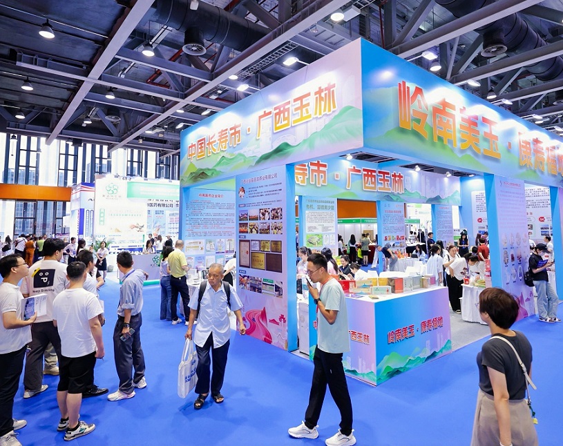 2027年广州天然植物提取及健康原料产业博览会NHPE展馆现场，专业观众参观实况