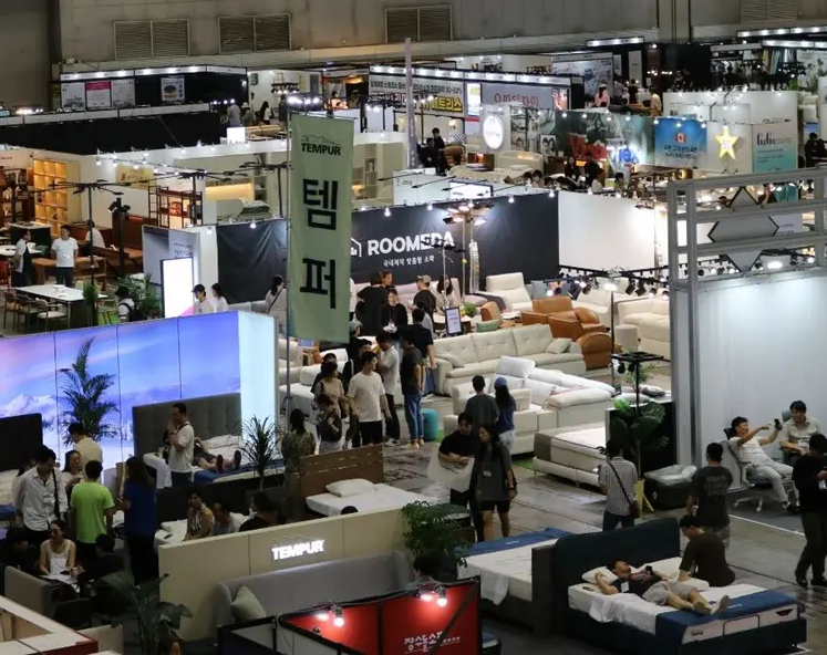 2027年韩国首尔家具、配件及木工机械展览会KOFURN参展商与海外采购商展台洽谈现场