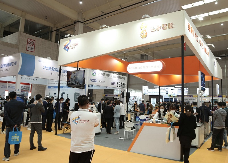 2027年大连国际机床展览会DIIEF参展商与海外采购商展台洽谈现场