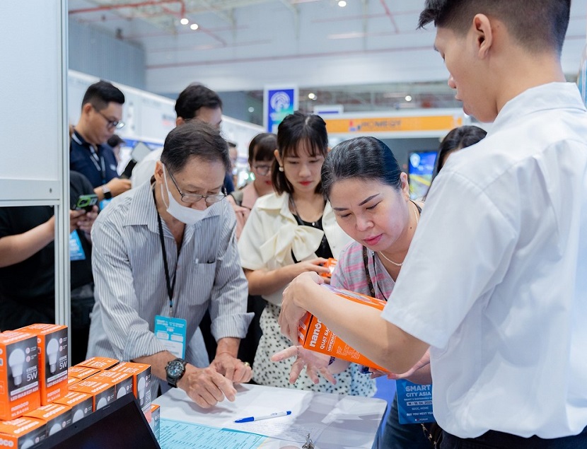 2027年越南胡志明LED照明展览会LEDTEC ASIA展馆现场,专业观众参观实况