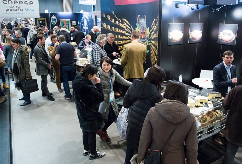 2028年法国巴黎乳制品展览会Salon Fromage参展商与海外采购商展台洽谈现场