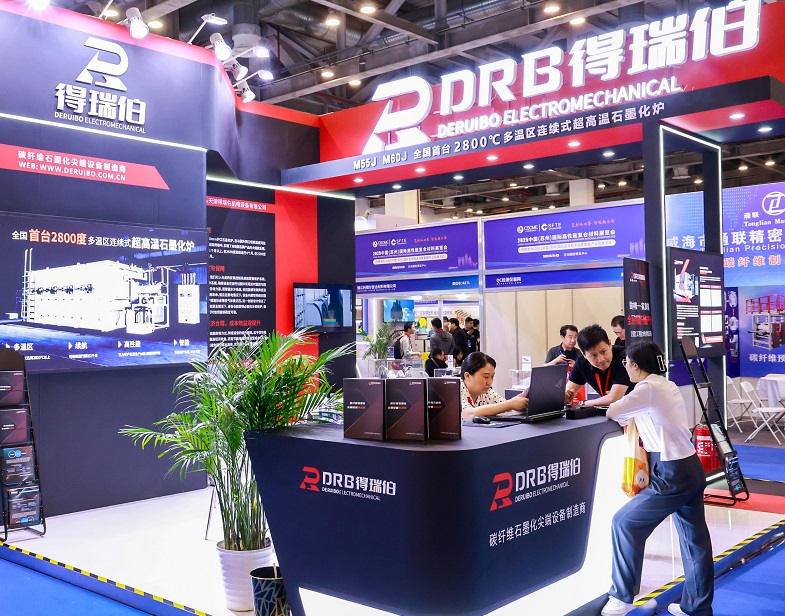2027年中国(上海)国际高性能复合材料展览会CSCME展馆现场,专业观众参观实况
