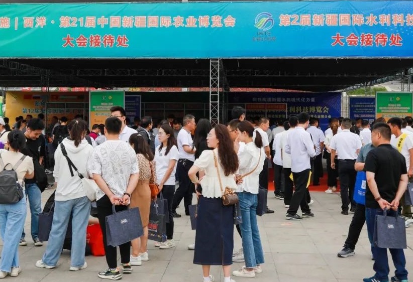 2027年新疆国际种子交易会-新疆丝路种业大会CXISE参展商与海外采购商展台洽谈现场
