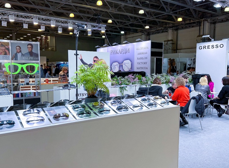 2027年俄罗斯莫斯科光学眼镜展览会MIOFMOSCOW INTERNATIONAL OPTICAL FAIR参展商与海外采购商展台洽谈现场
