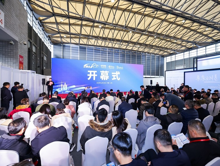 2026年上海国际客车巴士展览会CIBE展馆现场，专业观众参观实况