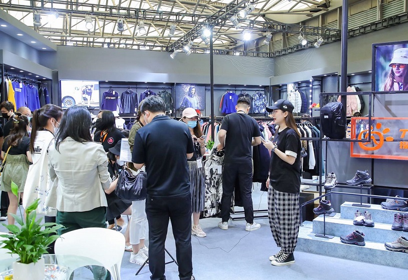 2027年上海慕尼黑体育及户外用品展览会ISPO SHANGHAI参展商与海外采购商展台洽谈现场