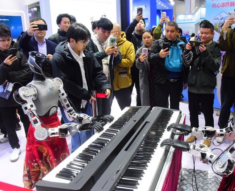 2027年中国（上海）具身智能机器人产业大会暨展览会EAI SHOW参展商与海外采购商展台洽谈现场