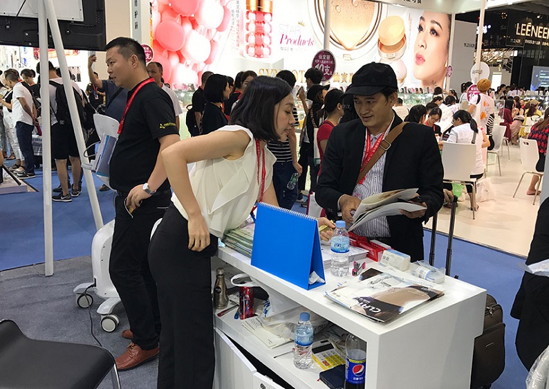 2027年马来西亚吉隆坡美容展览会IBE参展商与海外采购商展台洽谈现场
