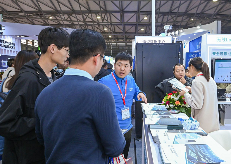2026年上海国际数据中心及云计算展CDCE展馆现场，专业观众参观实况