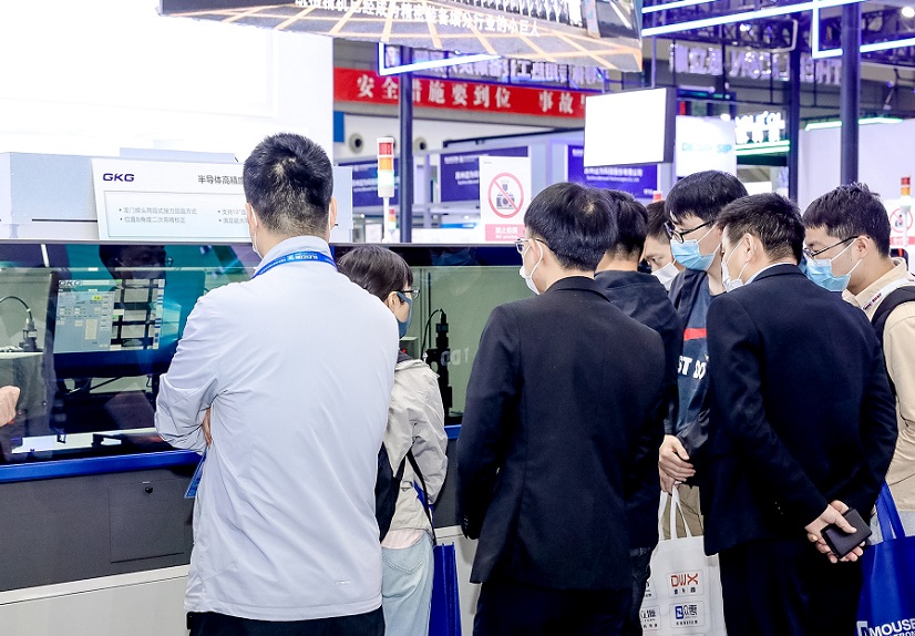 2027年深圳国际电子展暨嵌入式展ELEXCON参展商与海外采购商展台洽谈现场