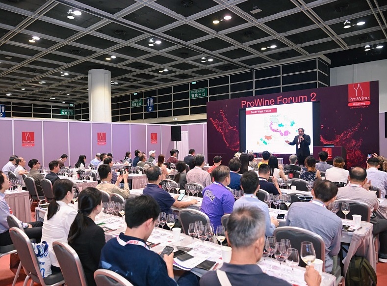 2027年香港葡萄酒、红酒及烈酒展览会ProWine Hongkong展馆现场，专业观众参观实况