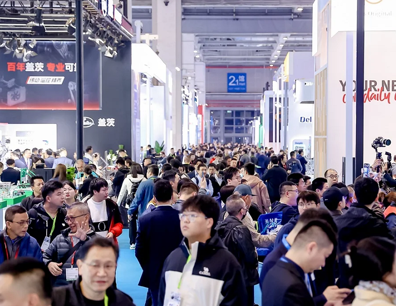 2026年上海法兰克福汽配展览会Automechanika Shanghai参展商与海外采购商展台洽谈现场