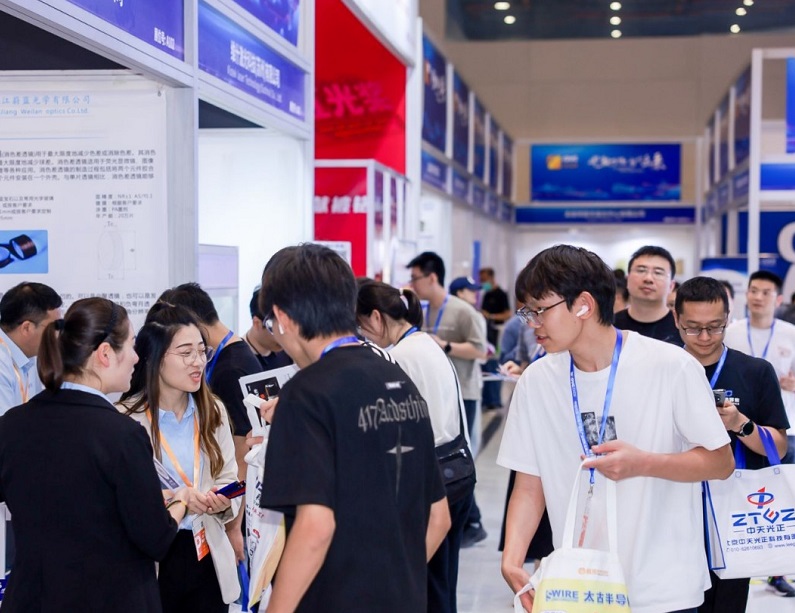 2027年中国光谷国际光电子博览会-武汉光博会OVC EXPO参展商与海外采购商展台洽谈现场